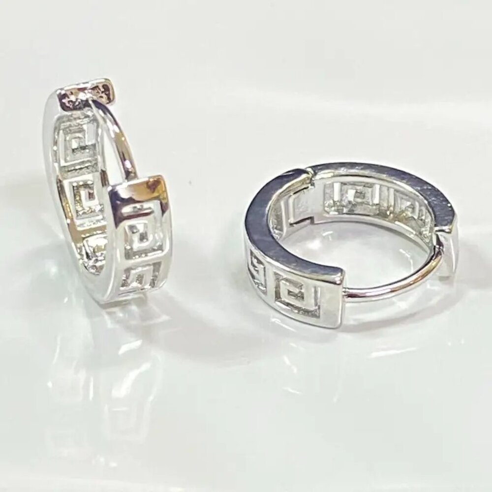 NWT Hypoallergenic 18K White Gold Filled Huggie Hoop Earrings Unique Design